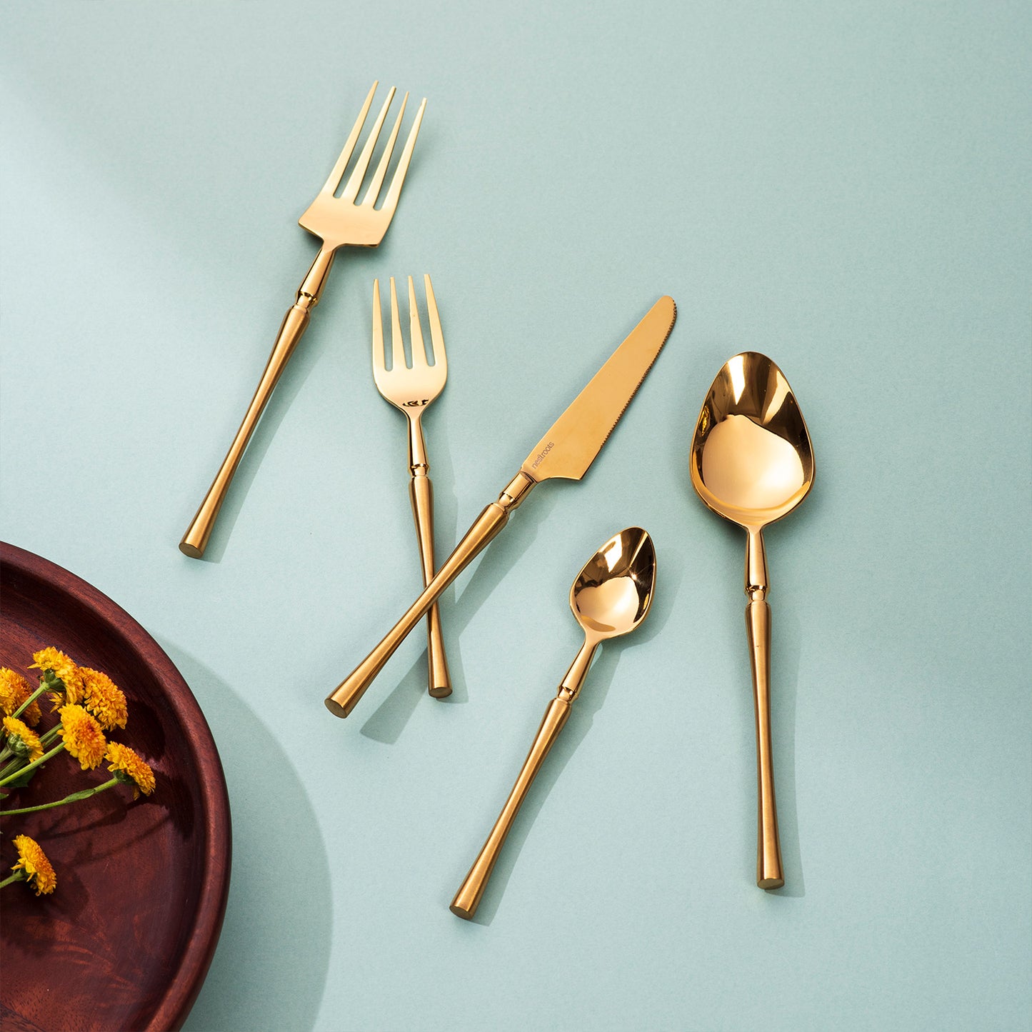 Graceful Contours: Set of 5 Cutlery with Curvy Handles