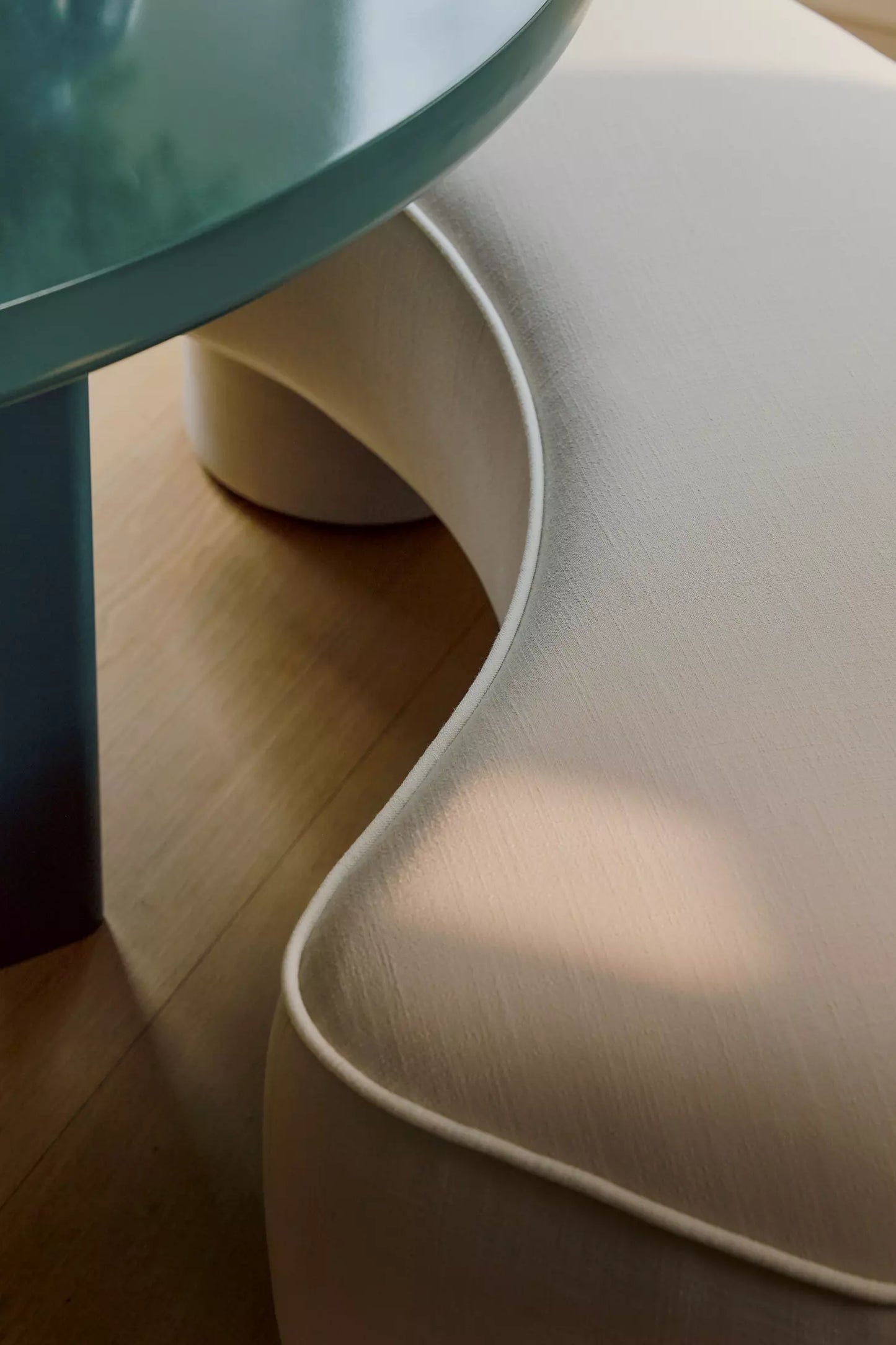 Modella Performance Linen Curved Bench Neutral Pattern