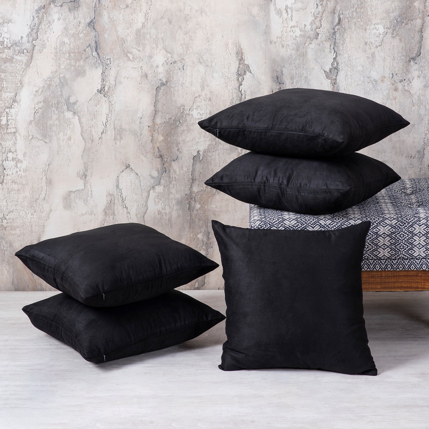 Black velvet on sale pillow covers