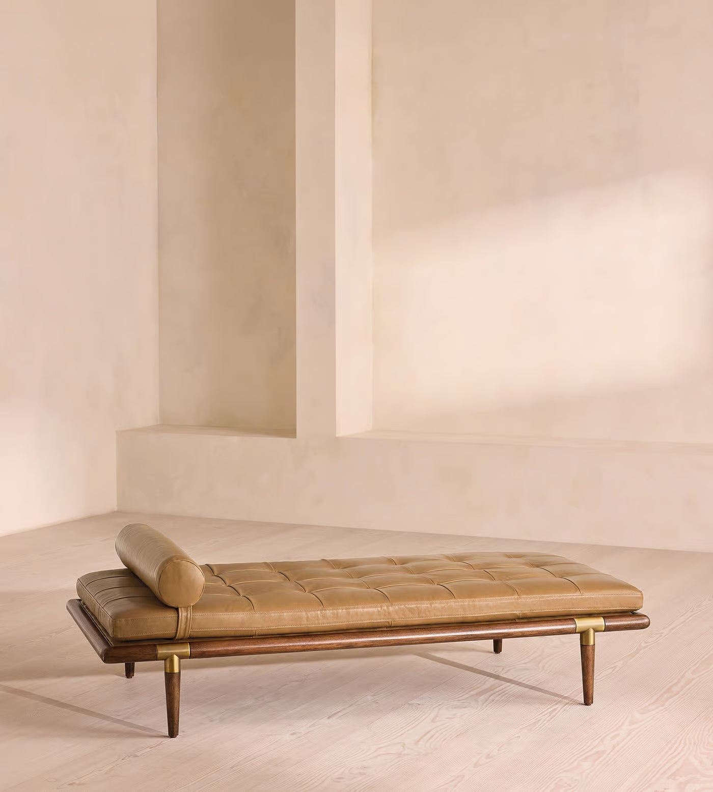 Theodore Daybed Leather Leather Honey